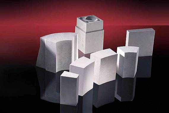 High-temperature-resistant molded bricks for carbon black production