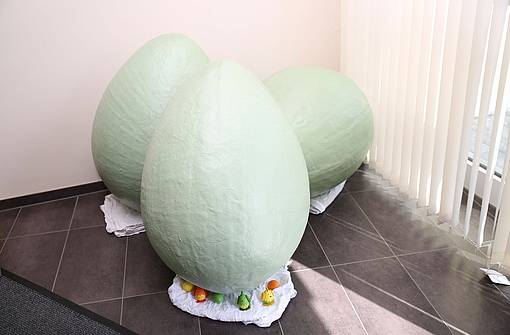 Riesen-Eier aus Kunststoff gefertigt von Steuler für den Walderlebnispfad in Höhr-Grenzhausen