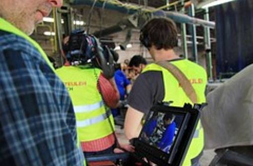 Kamerateam des SWR filmt in den Produktionshallen von Steuler in Höhr-Grenhausen