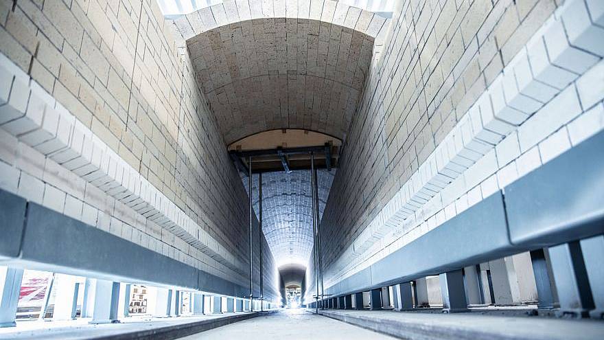 2020 nimmt Steuler Linings einen neuen 96 Meter langen Tunnelofen zur Herstellung feuerfester und säurefester Spezialsteine in Betrieb