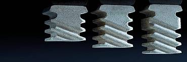 Feuerfeste Verankerungssysteme - Ankersteine in verschiedenen Ausführungen und Werkstoffqualitäten. Die Befestigung an der Stahlkonstruktion erfolgt wahlweise mit Klauen, Bügeln oder Kloben