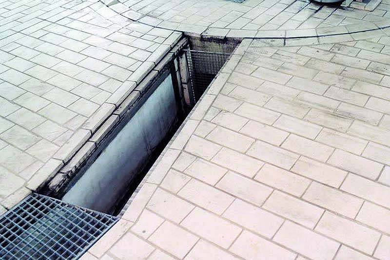 Mechanisch im Fundament verankerte BEKAPLAST-Thermoplastrinnen mit speziellen Detaillösungen zur Anbindung an plattierte Industrieböden